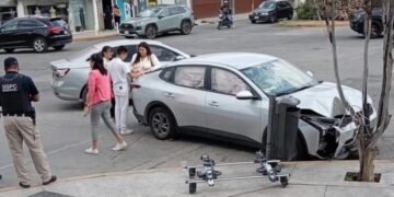 Intento de robo en Carranza termina en choque con estudiantes a bordo