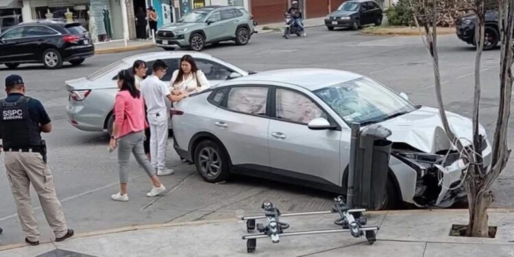 Intento de robo en Carranza termina en choque con estudiantes a bordo