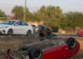 Auto termina volcado en la 57; reportan solo daños materiales
