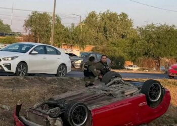 Auto termina volcado en la 57; reportan solo daños materiales