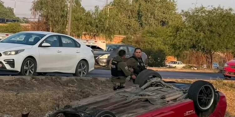 Auto termina volcado en la 57; reportan solo daños materiales