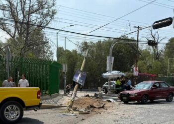 Camioneta choca y derriba poste tras persecución en Morales
