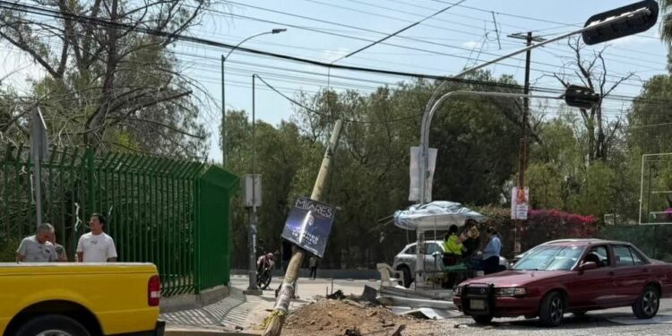 Camioneta choca y derriba poste tras persecución en Morales
