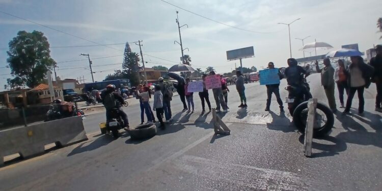 Bloquean el Circuito Potosí por falta de agua