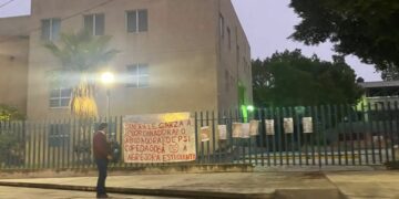 Aparece manta con señalamientos en la Facultad de Psicología de la UASLP