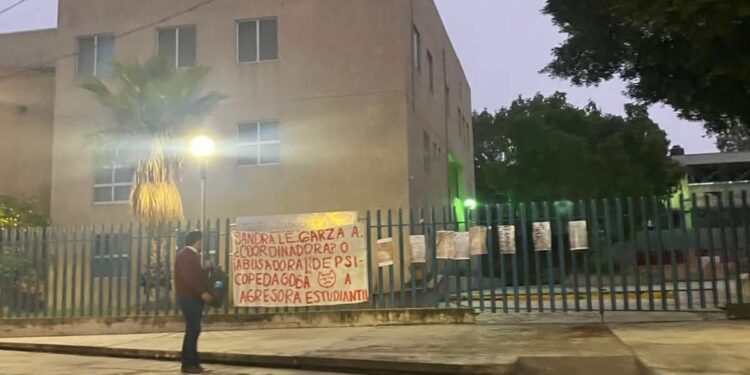 Aparece manta con señalamientos en la Facultad de Psicología de la UASLP