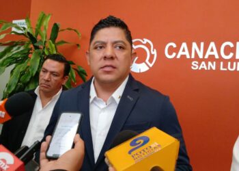 El gobernador se reúne con empresarios y les pide que exijan más a los municipios