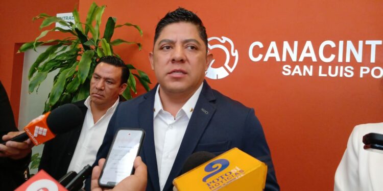 El gobernador se reúne con empresarios y les pide que exijan más a los municipios