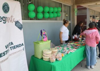 Promueven artesanías de personas privadas de la libertad en feria universitaria en SLP
