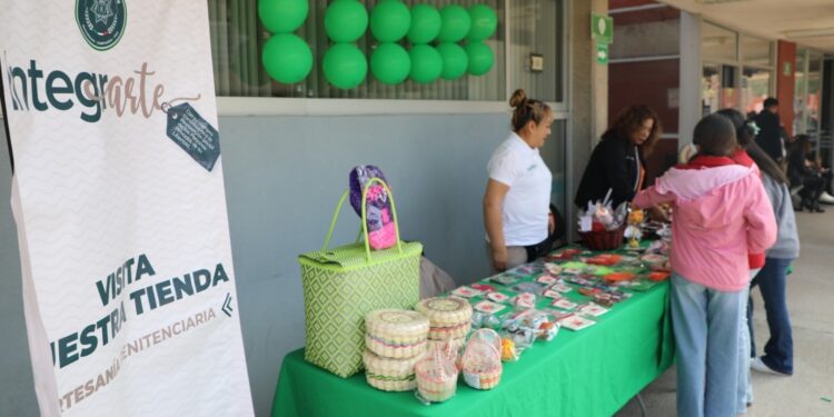 Promueven artesanías de personas privadas de la libertad en feria universitaria en SLP
