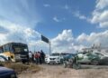 Taxistas intentan linchar a camionero; pasajeros huyen por ventanas