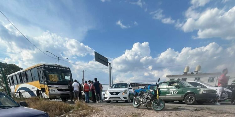 Taxistas intentan linchar a camionero; pasajeros huyen por ventanas