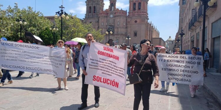 Jubilados de Gobierno del Estado piden el pago de su jubilación y estímulos