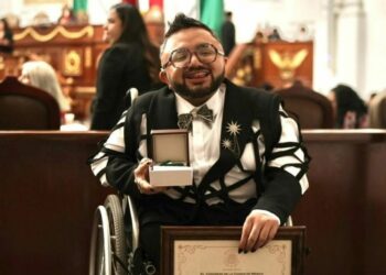 Reconocen al activista potosino Guz Guevara con medalla en el congreso de la CDMX