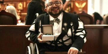 Reconocen al activista potosino Guz Guevara con medalla en el congreso de la CDMX