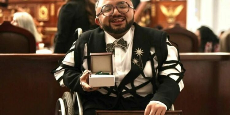 Reconocen al activista potosino Guz Guevara con medalla en el congreso de la CDMX