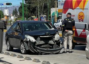 Choque contra poste deja daños materiales en Himno Nacional en SLP