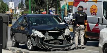 Choque contra poste deja daños materiales en Himno Nacional en SLP
