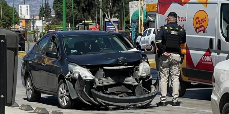 Choque contra poste deja daños materiales en Himno Nacional en SLP