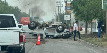 Vuelca vehículo en la lateral de la carretera 57; hay un lesionado