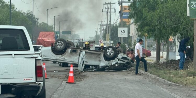 Vuelca vehículo en la lateral de la carretera 57; hay un lesionado