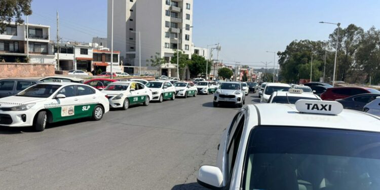 Protestan taxistas en SLP por presuntas anomalías en la SCT