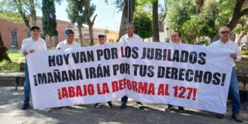 Jubilados de la CFE piden quitar el retroactivo de la regulación de las pensiones