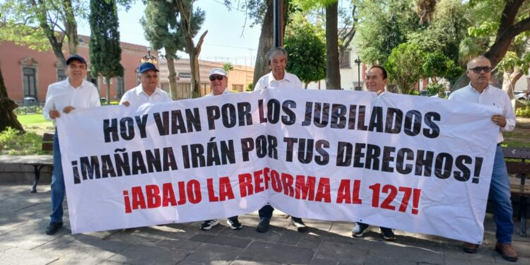 Jubilados de la CFE piden quitar el retroactivo de la regulación de las pensiones