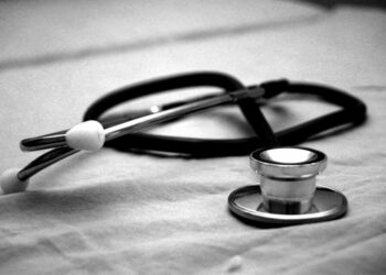 Emiten alerta internacional para homeópata que suministró sueros vitaminados en Sonora
