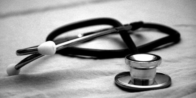 Emiten alerta internacional para homeópata que suministró sueros vitaminados en Sonora