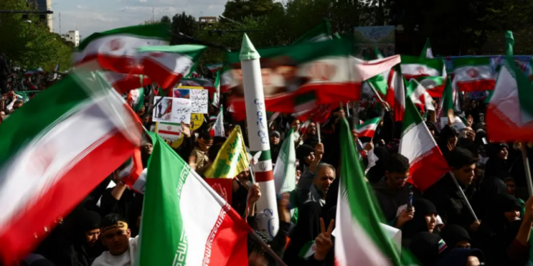 Trump propone alto al fuego de dos semanas con Irán condicionado a apertura de estrecho Ormuz