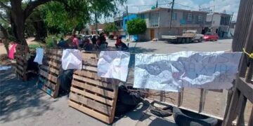 Vecinos de Morelos II bloquean calle por falta de agua desde hace tres meses