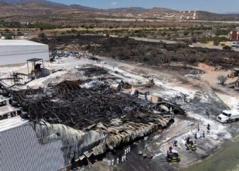 Piden investigar posibles omisiones tras incendio en empresa de la Zona Industrial