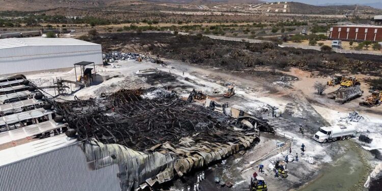 Piden investigar posibles omisiones tras incendio en empresa de la Zona Industrial