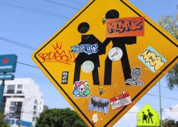 Semáforos opacos y señalética vandalizada afectan visibilidad vial en la capital potosina