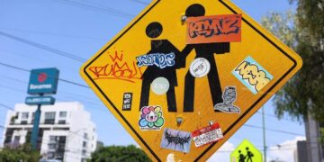 Semáforos opacos y señalética vandalizada afectan visibilidad vial en la capital potosina