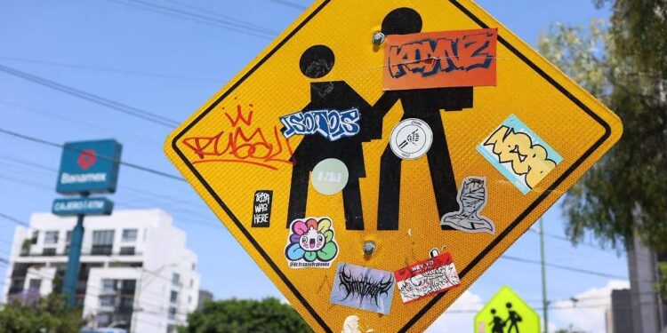 Semáforos opacos y señalética vandalizada afectan visibilidad vial en la capital potosina