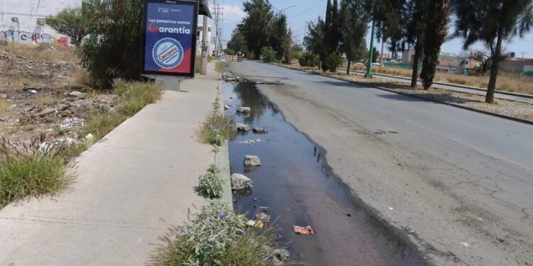 Vecinos de la colonia Industrias denuncian fuga de aguas negras sin atender