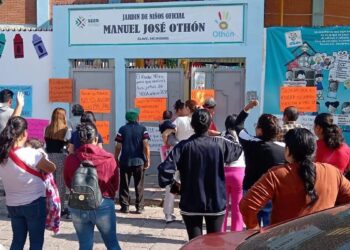 Padres toman kínder Manuel José Othón y bloquean acceso a inspectora por presuntas irregularidades