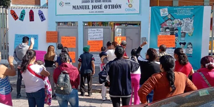 Padres toman kínder Manuel José Othón y bloquean acceso a inspectora por presuntas irregularidades