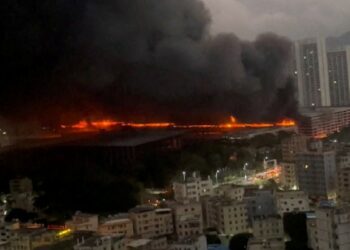 Megaincendio consume autos eléctricos de BYD en China