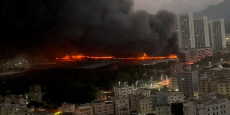 Megaincendio consume autos eléctricos de BYD en China