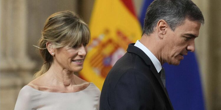 Juez español decide procesar a esposa de Pedro Sánchez por cuatro delitos