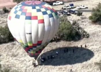 Globo aerostático aterriza de emergencia en Teotihuacán