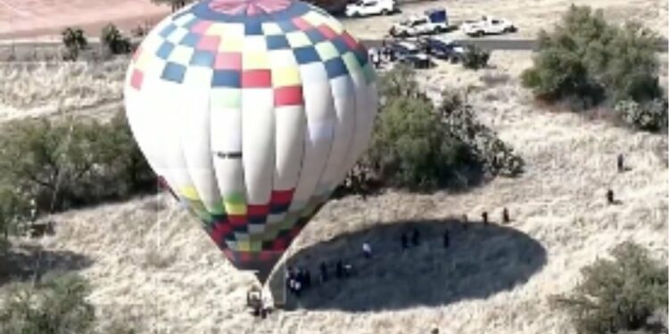 Globo aerostático aterriza de emergencia en Teotihuacán
