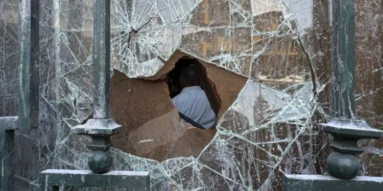 Integrantes de la Asamblea de barrios ingresaron por la fuerza a las instalaciones del Congreso de la Ciudad de México.