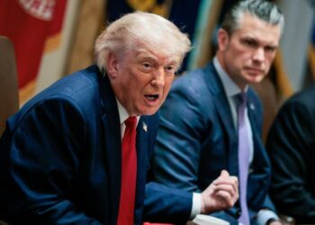 “Vamos a la guerra contra los cárteles”, anuncia Pete Hegseth frente a Trump en medio de tensiones con México