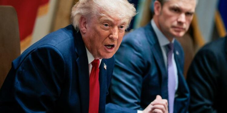 “Vamos a la guerra contra los cárteles”, anuncia Pete Hegseth frente a Trump en medio de tensiones con México