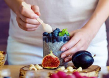 ¿Qué alimentos debes comer para beneficiar tu microbiota?; médico revela opciones que tienen proteína y fibra
