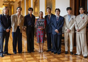 BTS aparece en Palacio Nacional y desata euforia en el Zócalo de CDMX; así saludaron a las Armys